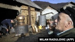 Domaća proizvodnja rakije u selu Jagare, 15-ak kilometara istočno od Banjaluke (sjeverozapad Bosne), fotoarhiv. Nakon što se šljive zagriju u prvom spremniku, alkoholna para putuje kroz cijev u drugu posudu gdje se pretvara u tekućinu.