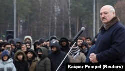 Aljakszandr Lukasenka szól a migránsokhoz a bruzgi szállítási és logisztikai központban a lengyel–belarusz határon 2021. november 26-án
