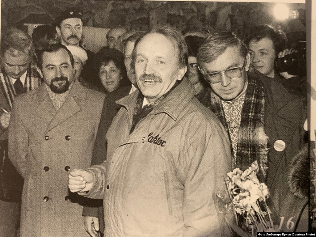 Vyacheslav Chornovil ishte rrethuar nga gazetarët në Lviv, teksa kombi votonte. Chornovil ishte politikan i shquar ukrainas dhe disident sovjetik, i cili kishte themeluar Lëvizjen Popullore të Ukrainës, e cila ishte angazhuar për reforma dhe sovranitet më të madh. Pas shumë vitesh përndjekjeje politike dhe arrestimeve të shumta, ai arriti të garonte si kandidat për president.
