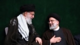 ابراهیم رئیسی (راست) در یکی از برنامه‌های بیت علی خامنه‌ای، رهبر جمهوری اسلامی 