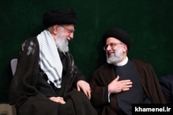 Ирандын жогору лидери Али Хаменеи (солдо) жана ошол кезде сот бийлигин жетектеген Эбрахим Раиси. Тегеран, 6-сентябрь, 2019-жыл.