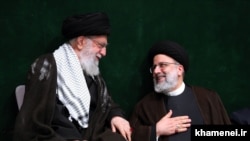 ابراهیم رئیسی (راست) در یکی از برنامه‌های بیت علی خامنه‌ای، رهبر جمهوری اسلامی 