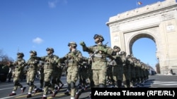 Detaşament de militari din Ministerul Apărării Naţionale, la paradă militară organizată de Ziua Nationala a României, pe 1 decembrie 2021.