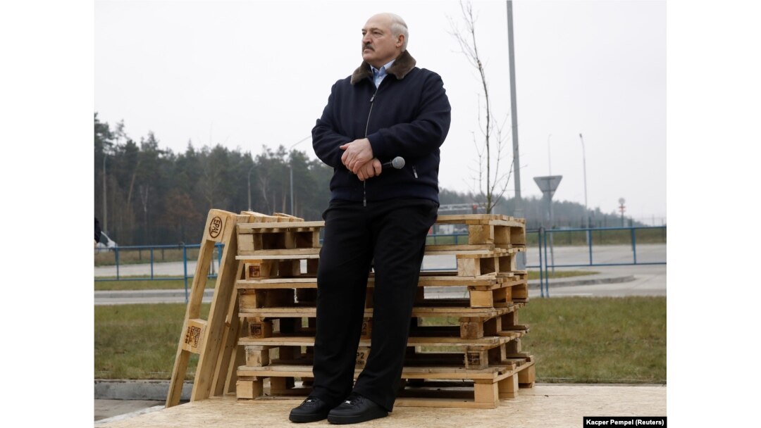 Liderul autoritar al Belarusului, Alexander Lukashenko, se află în conflict cu Uniunea Europeană încă din 2020, când, în urma unor alegeri prezidențiale fraudate la scară largă, liderii europeni au refuzat să-l recunoască pe acesta drept președintele țării.