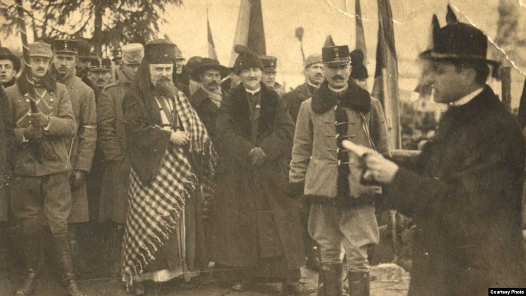Episcopul greco-catolic Iuliu Hossu citind Proclamația Unirii Transilvaniei cu România, 1 decembrie 1918, Alba Iulia.