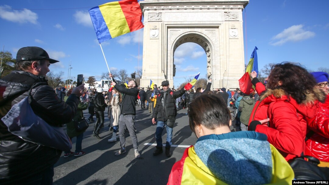 Steagurile cu tricolorul sunt nelipsite la zile festive, precum Ziua Națională a României. Cele mai multe dintre ele sunt realizate de cei aproximativ 20 de producători câți sunt în România. 