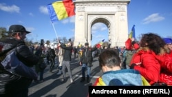 Steagurile cu tricolorul sunt nelipsite la zile festive, precum Ziua Națională a României. Cele mai multe dintre ele sunt realizate de cei aproximativ 20 de producători câți sunt în România. 