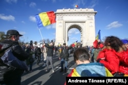 Oameni la Arcul de Triumf, după parada militară organizată de Ziua Națională a României, pe 1 decembrie 2021.