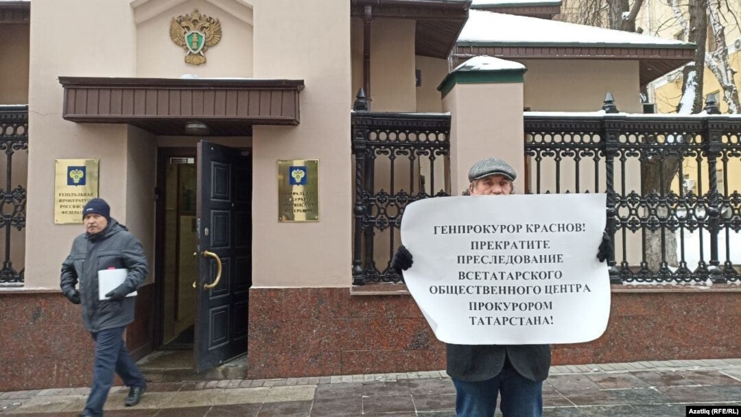Фәрит Зәкиев Русия баш прокуратурасы бинасы каршында
