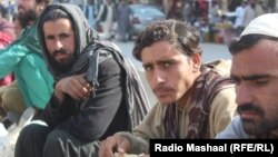 تعدادی از جوانانی که در نتیجه تحولات دو سال گذشته در افغانستان وظایف خود را از دست داده و روی جاده در انتظار یافتن کار استند