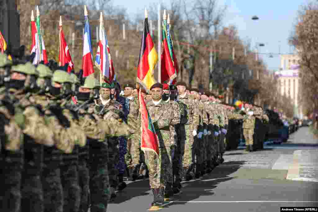 Evenimentul a început la ora 11.00, odată cu sosirea în Piața Arcului de Triumf a președintelui Klaus Iohannis. A urmat intonarea imnului național.