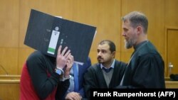 Taha al-Jumailly, doživotno osuđen zbog genocida nad Jazidima, na sudu u Njemačkoj se pojavio skrivajući lice fasciklom.