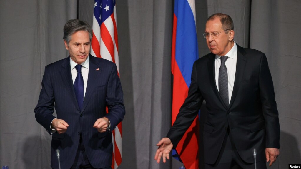 آنتونی بلینکن (چپ) وزیر خارجه آمریکا همراه با سرگئی لاوروف، همتای روس او. موضوع مذاکرات ایران از بحث‌های میان دو وزیر خارجه بوده است.