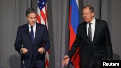 آنتونی بلینکن (چپ) وزیر خارجه آمریکا همراه با سرگئی لاوروف، همتای روس او. موضوع مذاکرات ایران از بحث‌های میان دو وزیر خارجه بوده است.