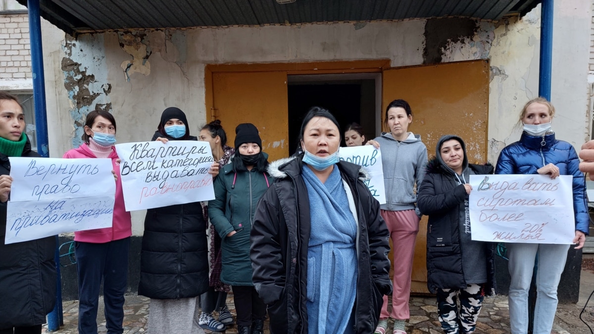 Выпускники детских домов в Уральске требуют выдать положенные им по закону  квартиры