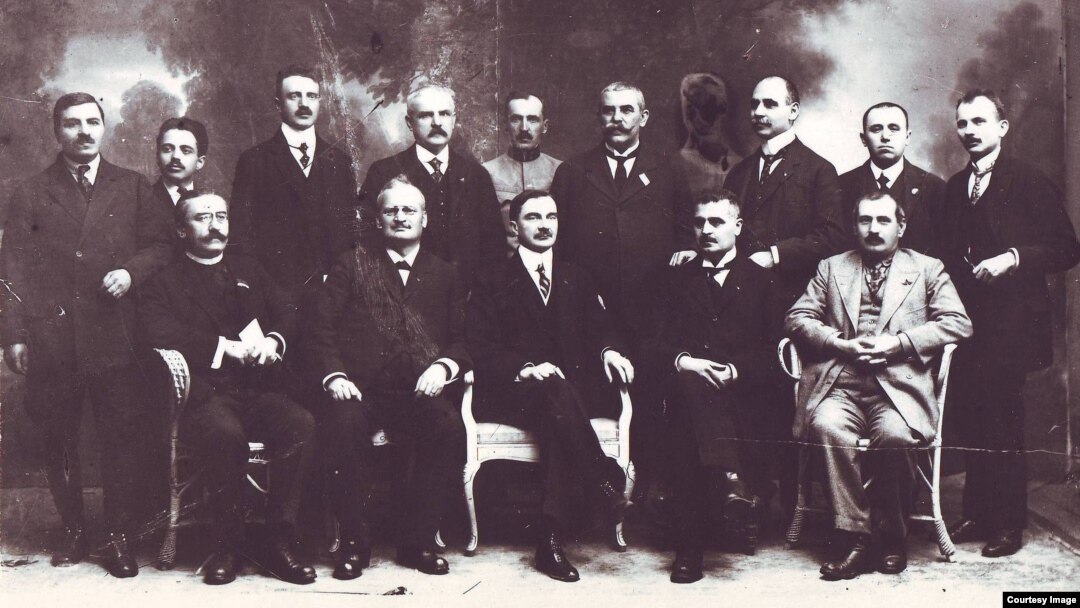 Consiliul Dirigent al Transilvaniei condus de Iuliu Maniu, imediat după Proclamația de Unire de la Alba Iulia din 1 Decembrie 1918. În afară de cei care s-au stins în interbelic, majoritatea au murit în închisorile comuniste, în timpul ocupației sovietice.