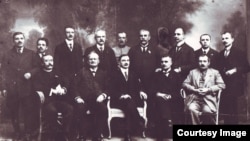 Consiliul Dirigent al Transilvaniei condus de Iuliu Maniu, imediat după Proclamația de Unire de la Alba Iulia din 1 Decembrie 1918. În afară de cei care s-au stins în interbelic, majoritatea au murit în închisorile comuniste, în timpul ocupației sovietice asupra României.