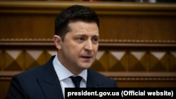 Президент Володимир Зеленський під час виступу в парламенті заявив, що Україна не зможе зупинити збройний конфлікт на Донбасі без прямих переговорів з Росією