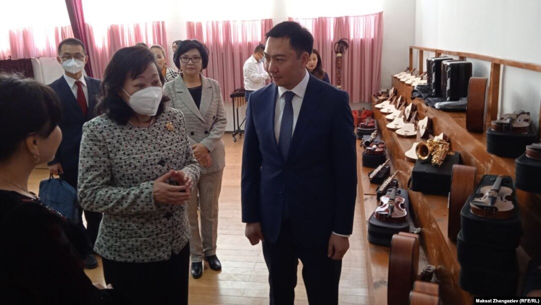 Кытайдын Кыргызстандагы элчиси Ду Дэвэнь жана Маданият министри Азамат Жаманкулов. 01.12.2021