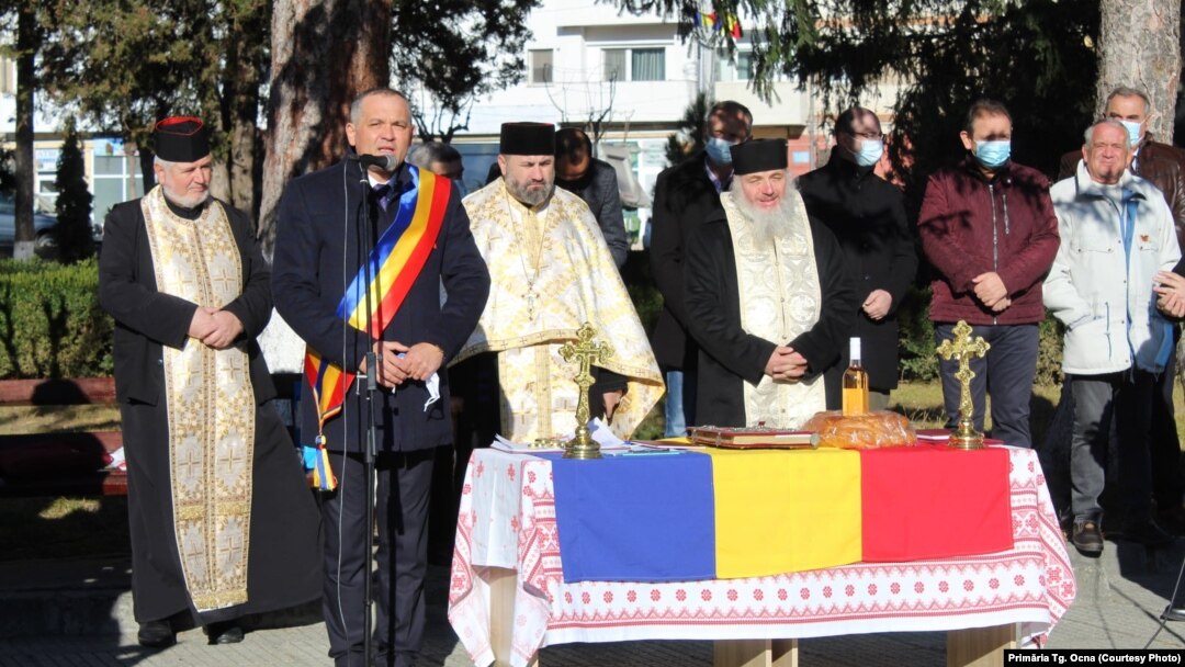 Primarul din Târgu Ocna, Aurelian Ciubotaru, spune că a ales melodia „Trei culori” pentru caracterul ei patriotic, nu ideologic. 