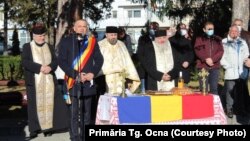 Primarul din Târgu Ocna, Aurelian Ciubotaru, spune că a ales melodia „Trei culori” pentru caracterul ei patriotic, nu ideologic. 