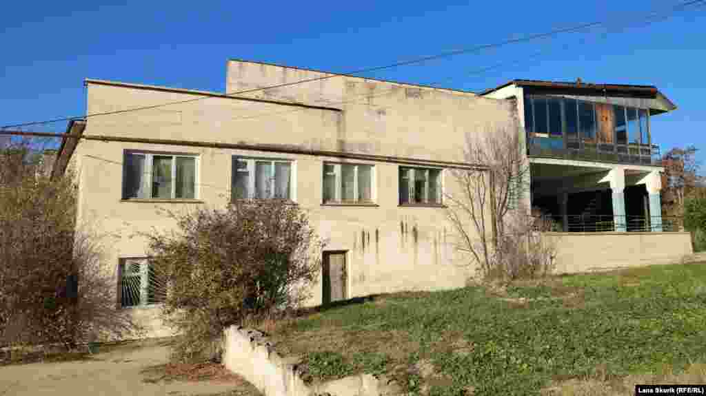 Это здание советской постройки продается