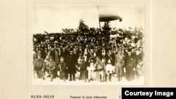 Manifestanți și soldați participanți la Marea Adunare de la Alba Iulia, 1 Decembrie 1918. Una din cele numai cinci fotografii originale. Biblioteca Centrală Universitară Cluj. 