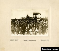 Manifestanți și soldați participanți la Marea Adunare de la Alba Iulia, 1 Decembrie 1918. Una din cele numai cinci fotografii originale.