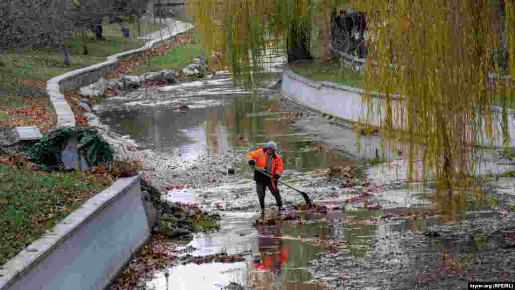 Коммунальные службы крымской столицы устраняют последствия стихии