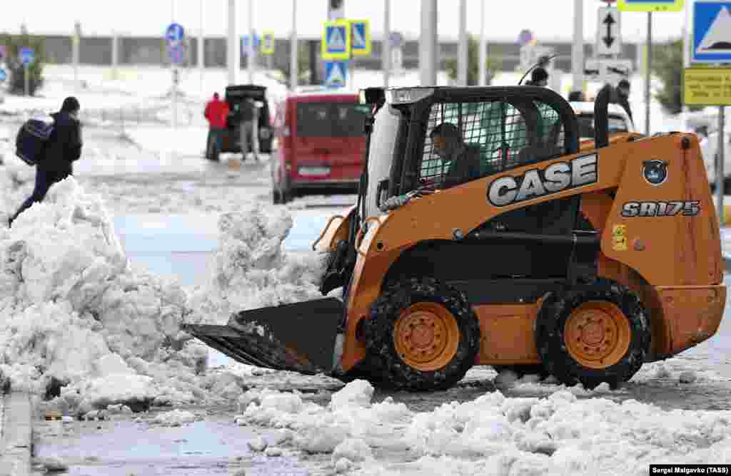 Комунальні служби усувають наслідки негоди за допомогою снігоприбиральної техніки