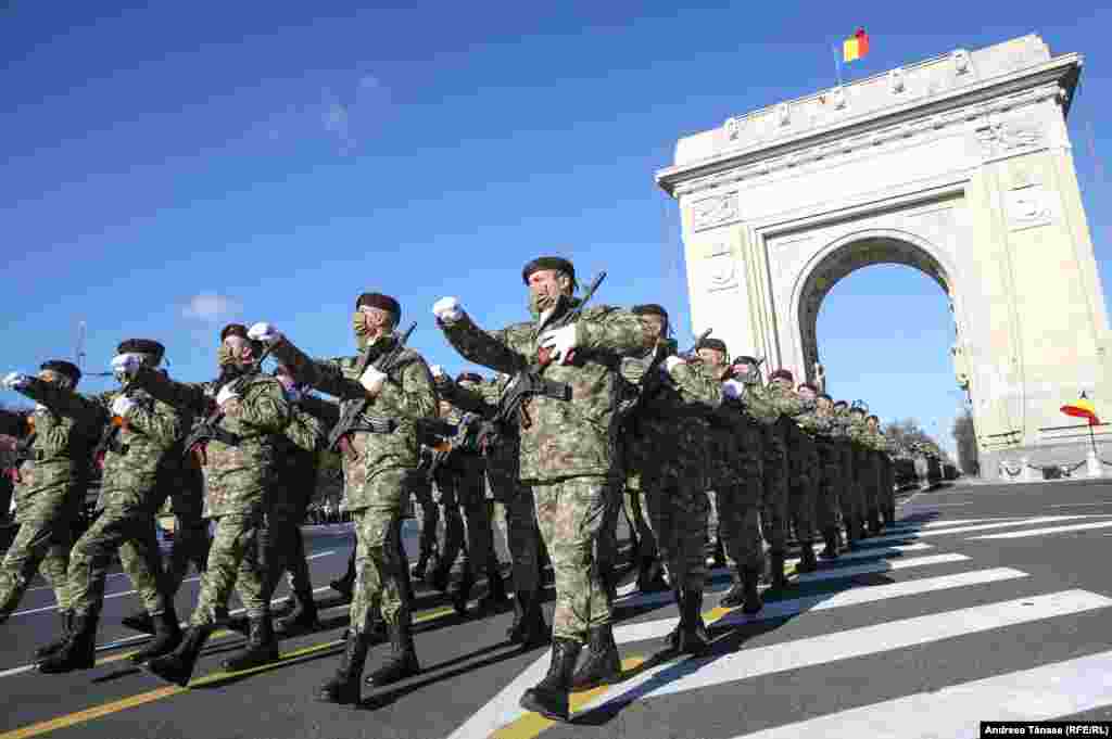 Aproximativ 1.500 de militari au defilat pe 1 Decembrie la parada militară organizată cu ocazia sărbătoririi Zilei Naționale a României. Anul acesta au participat în premieră transportoarele blindate Piranha 5 și formații cu sisteme de rachete Himars și Patriot.