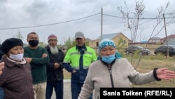 Жители села Каражар, расположенного близ казахстанской столицы. 5 сентября 2020 года. 