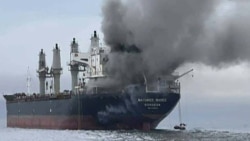 Dim se diže iz tajlandskog broda za prevoz rasutog tereta "Mayuree Naree" blizu Ormuskog moreuza posle napada 11. marta 2026.