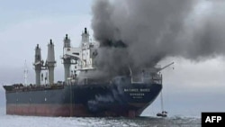 Fotografija koju je objavila Kraljevska tajlandska mornarica prikazuje dim koji se izdiže s broda za rasute terete "Mayuree Naree" pod tajlandskom zastavom u blizini Ormuskog moreuza posle napada 11. marta 2026.