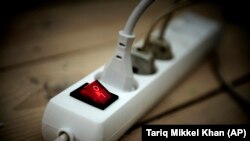Disa pajisje të kyçura në rrjetin elektrik. Fotografi ilustruese nga arkivi. 