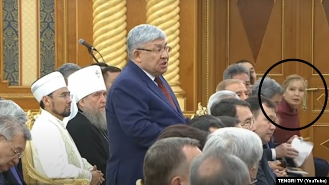 Асель Курманбаева среди слушателей «послания» Назарбаева в 2018 году