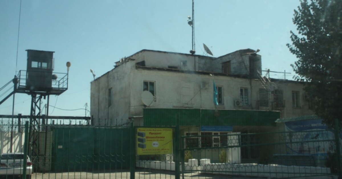 Тұтқын түрмеде бақылаушыны сиқыған. Тұтқын түрмеде бақылаушыны сиқыған.