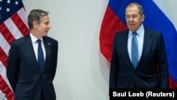 Secretarul de stat american Antony Blinken și ministrul de externe rus Serghei Lavrov la reuniunea de la Reykjavik, Islanda, 19 mai 2021. 