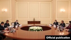 Ўзбекистон МСК расмийлари ва ЕХҲТ ДИИҲБ делегацияси учрашувидан лавҳа (МСК матбуот хизмати фотоси)