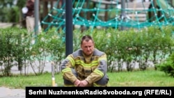 Ілюстраційне фото. Працівник Державної служби надзвичайних ситуацій неподалік житлового комплексу у Подільському районі Києва, куди влучив «шахед», Київ, 1 вересня 2026 року