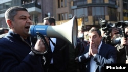 Артур Ванецян (л) – на цьому фото він виступає перед опозиційними демонстрантами в Єревані 11 листопада 2020 року