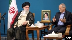 سخنان آغازین علی خامنه‌ای (چپ) با اعضای دولت چهاردهم، این تحلیل را تقویت کرد که قرار نیست در وضعیت موجود سیاسی تغییر معناداری حاصل شود 