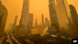 Дим, спричинений лісовими пожежами в Канаді, накриває Нью-Йорк, 7 червня 2023 року