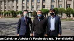 Активист Арман Шураев (в центре) и адвокат Джохар Утебеков (слева). Алматы, 20 апреля 2020 года.