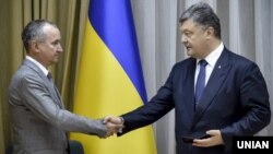 Президент України Петро Порошенко (праворуч) представляє новопризначенного голову СБУ Василя Грицака. Київ, липень 2015 року