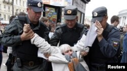 Задержание полицией сторонника оппозиции во время митинга 31 мая 2010 года в Петербурге