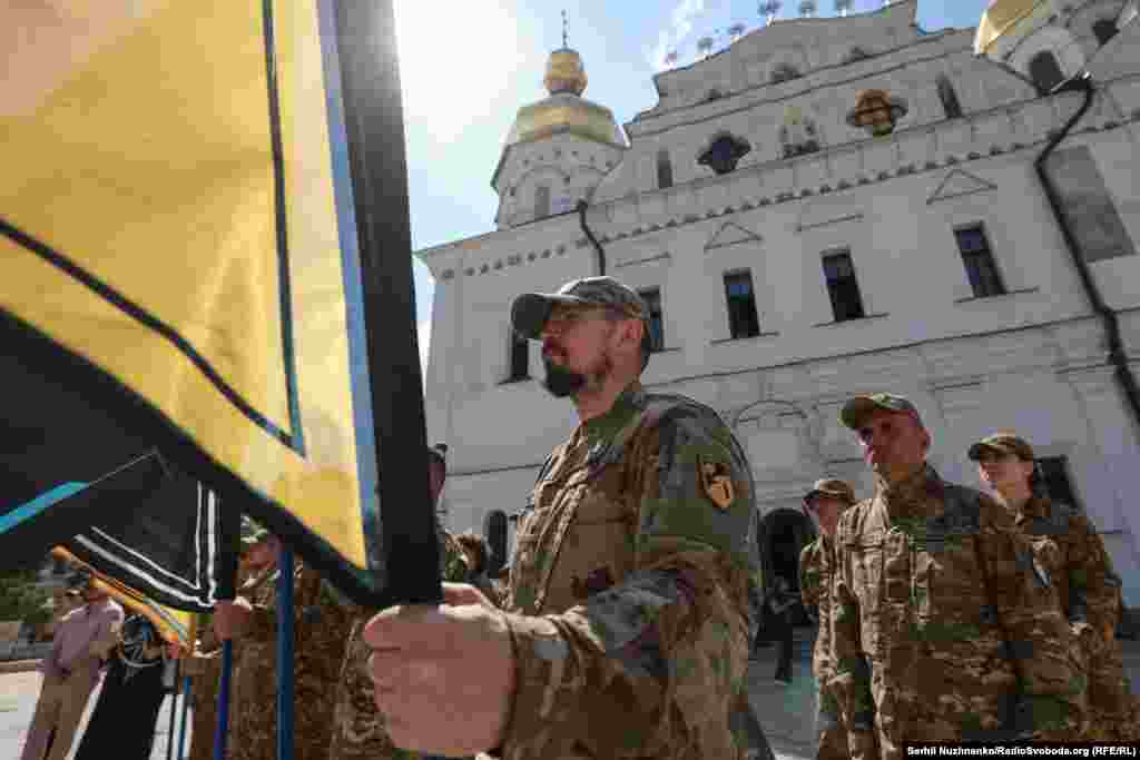 Військові під час освячення пам'ятного знака гетьману Івану Мазепі на території Києво-Печерської лаври. Київ, 14 липня 2026 року