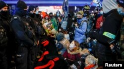 Polonia - Proteste la Varșovia, de Ziua Internațională a Femeii împotriva înăspririi legii anti-avort