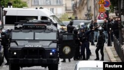 Французькі силовики забезпечують безпеку біля консульства Ірану, де чоловік погрожує підірвати себе, в Парижі, Франція, 19 квітня 2024 року.