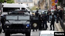 نیرو های پولیس در شهر پاریس راه های منتهی به قونسلگری ایران را مسدود کرده اند 